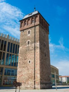 Der rote Turm in Chemnitz. Hier einige Kursangebote "Rückenschule" in und aus Chemnitz. (#1)