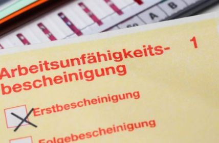 Finanzielle Konsequenzen: Krankschreibung nach Kündigung im (Foto: AdobeStock - Tobias Arhelger 268560086)