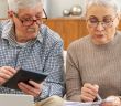 Steuerfreie Rente: Wie viel Geld bleibt Rentnern wirklich? (Foto: AdobeStock 620273544 Юлия Завалишина)