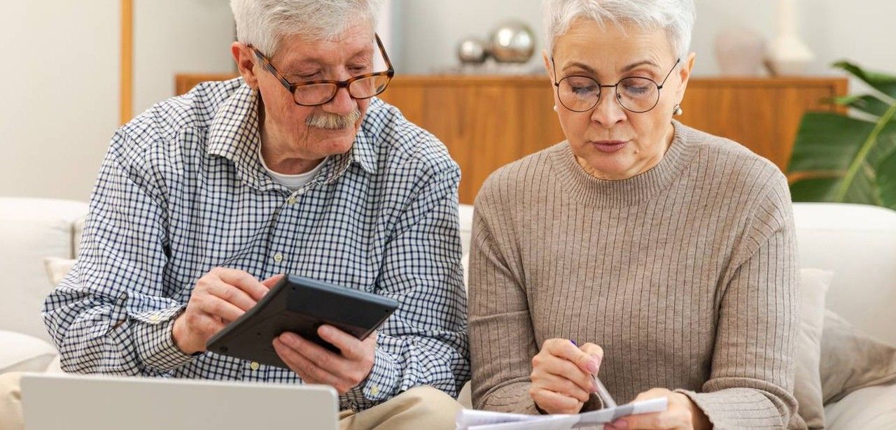 Steuerfreie Rente: Wie viel Geld bleibt Rentnern wirklich? (Foto: AdobeStock 620273544 Юлия Завалишина)