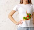 Frau mit gesunder Leber und Lebensmitteln (Foto: AdobeStock_498853165 Pixel-Shot)