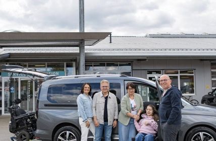 Neuer VW Caddy Maxi mit Rampe ermöglicht barrierefreien (Foto: Paravan)