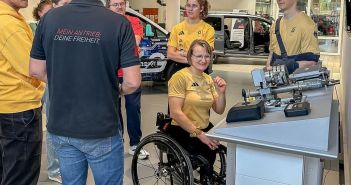 Anna-Lena Forster führt DSV-Team durch intensiven Paravan Mobilitätspark (Foto: Paravan)